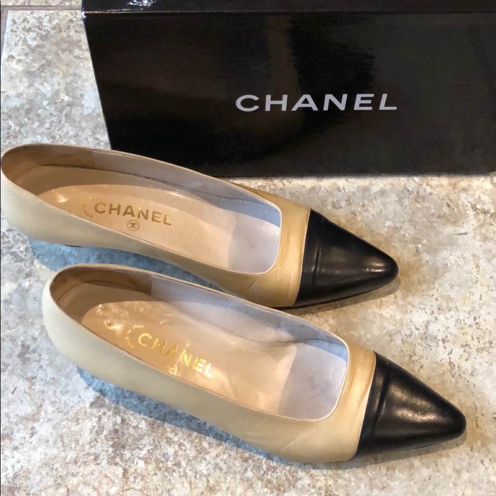 $395 Chanel leather shoe Size 39.5A Tan/Black Cap